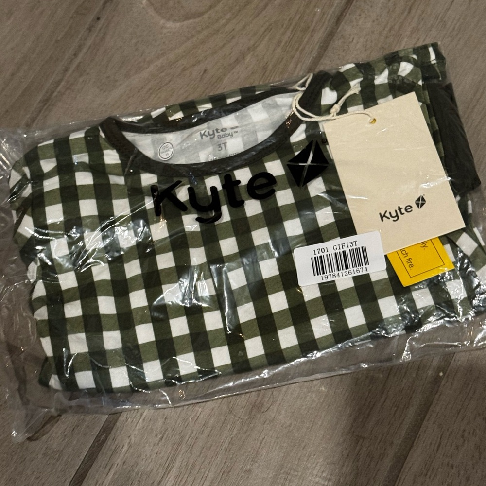 Kyte Baby Green gingham 3T Long Sleeve Pajama Set NWT!! - Picture 2 of 2